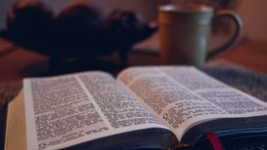 Eine aufgeschlagene Bibel und eine Teetasse. Ist der Sabbat noch gültig?