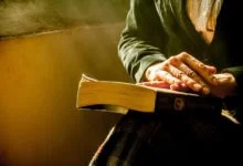 Eine Frau, die die biblische Kleidung der Frau laut Bibel repräsentiert