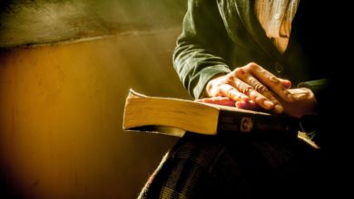 Eine Frau, die die biblische Kleidung der Frau laut Bibel repräsentiert