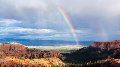 Ein Regenbogen, der den Bund Gottes mit der Welt symbolisiert, der neue Bund und die Gnade Gottes