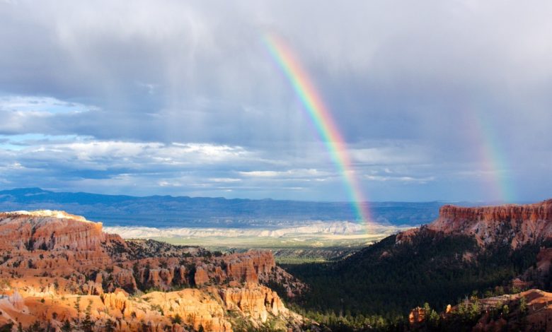 Ein Regenbogen, der den Bund Gottes mit der Welt symbolisiert, der neue Bund und die Gnade Gottes