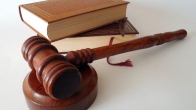 Ein Richterhammer, der vor zwei Gesetz Büchern liegt und das Gegenteil der Gnade representiert, Paulus
