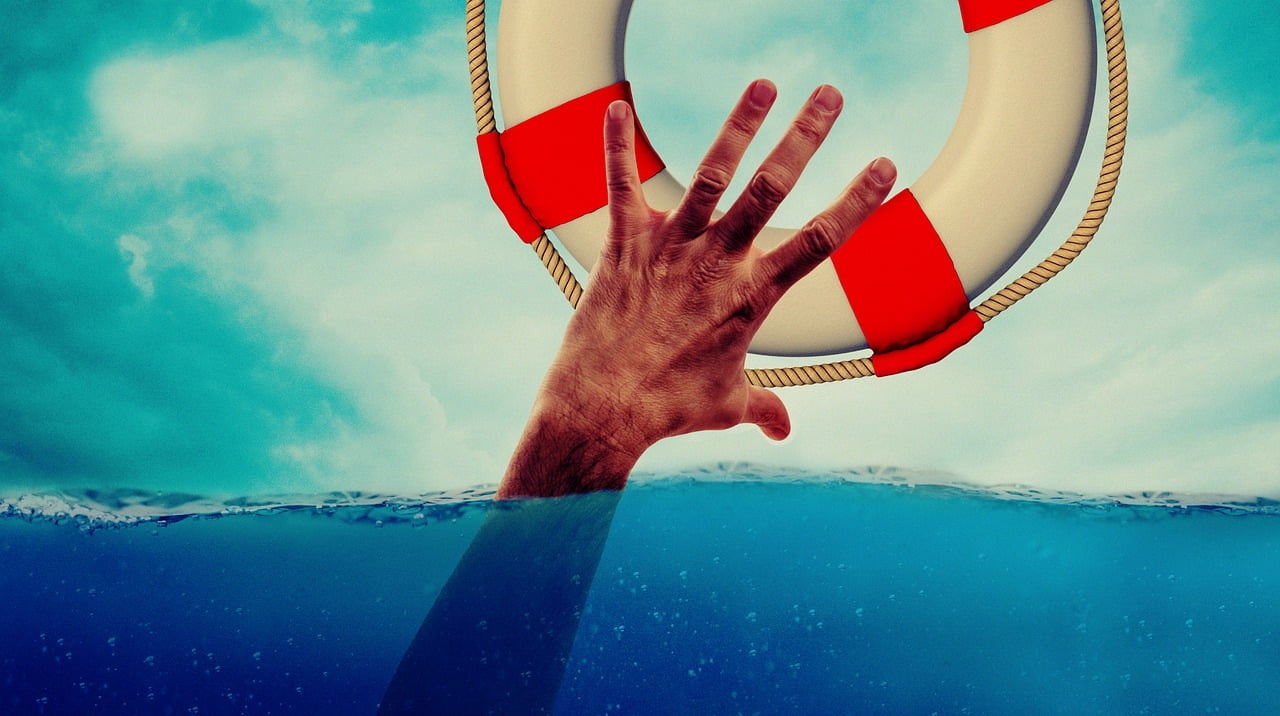 Eine Hand, die durch einen Rettungsring gerettet wird