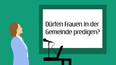 Hier sieht man eine Frau predigen