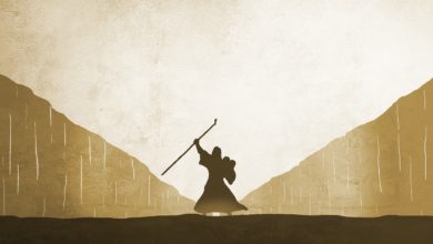 Die 10 Gebote aus der Bibel auf Steintafeln von Moses getragen