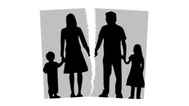 Ein auseinander gerissenes Familienfoto, dass die Scheidung einer Ehe symbolisiert
