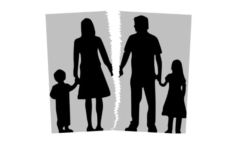 Ein auseinander gerissenes Familienfoto, dass die Scheidung einer Ehe symbolisiert