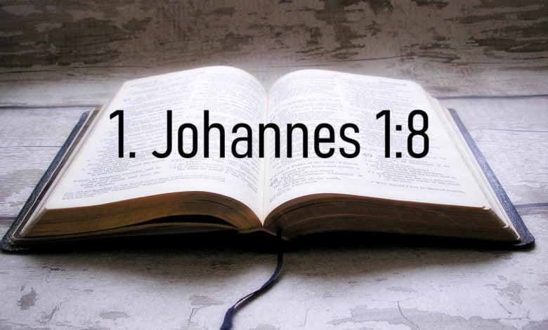 Eine Bibel mit dem Bibelvers 1. Johannes 1:8