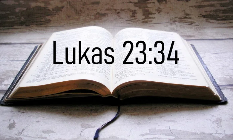 Eine Bibel mit Lukas 23:34, wo drin steht: Vater, vergib ihnen, denn sie wissen nicht, was sie tun
