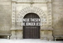 100 neue Thesen für die Jünger Jesu vor einer Kirchentür
