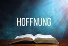 Eine aufgeschlagene Bibel mit Bibelversen über der Hoffnung steht