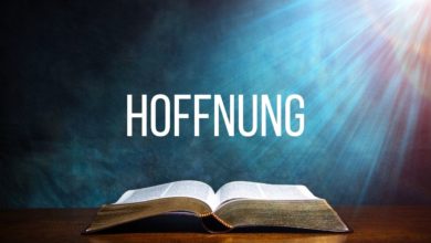 Eine aufgeschlagene Bibel mit Bibelversen über der Hoffnung steht