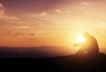 Ein Mensch, der am beten ist und sich mit einem Gebet an Gott wendet, so wie es in der Bibel steht
