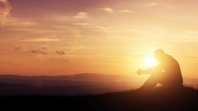 Ein Mensch, der am beten ist und sich mit einem Gebet an Gott wendet, so wie es in der Bibel steht